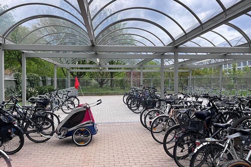 BMVD ist Fahrrafreundlicher Arbeitgeber Überdachte Abstellanlage beim BMDV