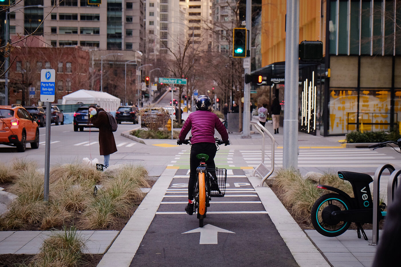 Geschützter Radfahrstreifen in Seattle. Geschützter Radfahrstreifen in Seattle.