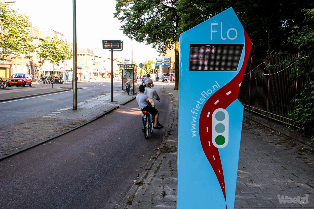 Die Infostele Flo zeigt mit Symbolen an, wie schnell Radfahrende fahren sollten, bis die nächte Ampel grün ist. Die Infostele Flo zeigt mit Symbolen an, wie schnell Radfahrende fahren sollten, bis die nächte Ampel grün ist.